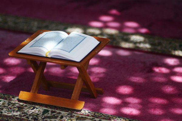 Quels sont les éléments clés pour écrire un roman historique captivant ?